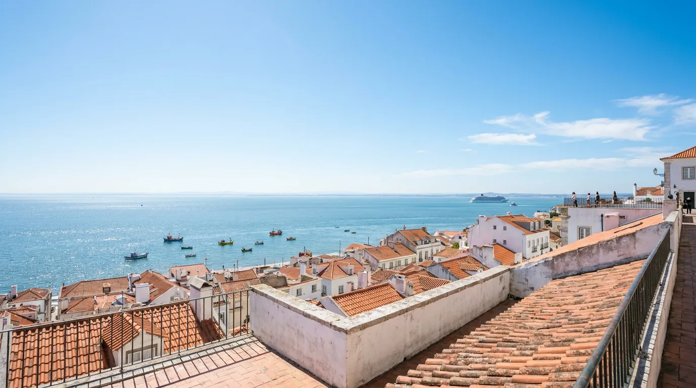Vista de Lisboa y el río Tajo en un día soleado